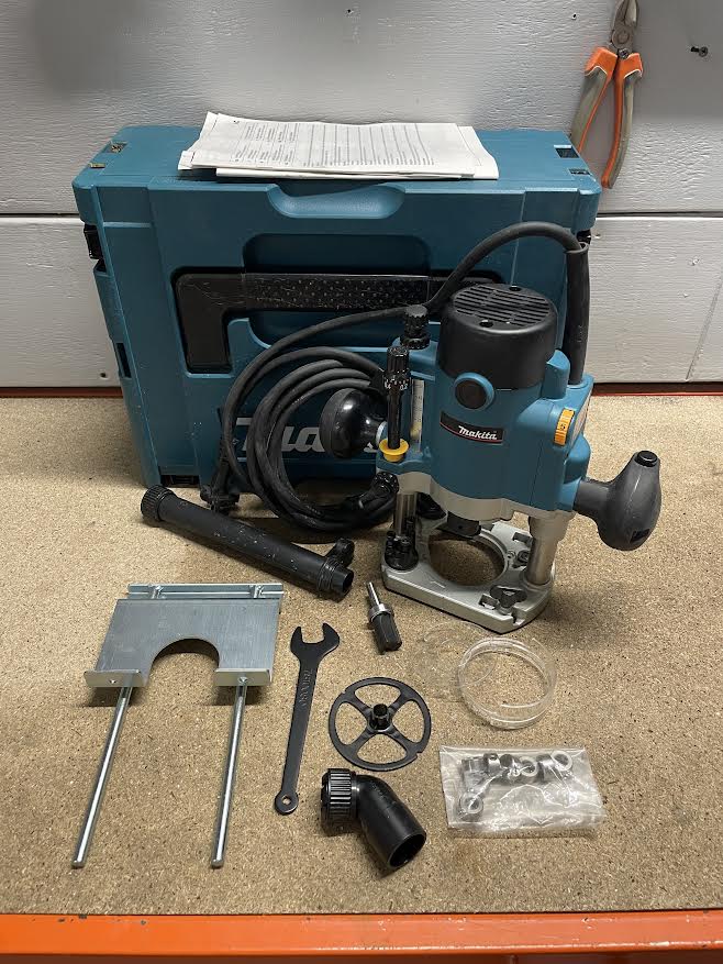 Défonceuse MAKITA RP1110C
