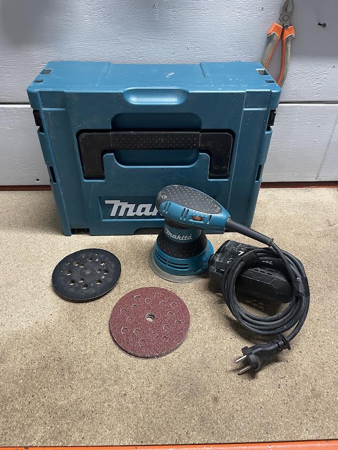 Ponceuse MAKITA BO5031