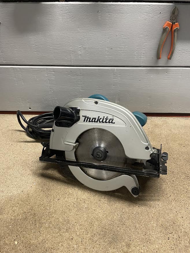 Scie circulaire MAKITA 5704R