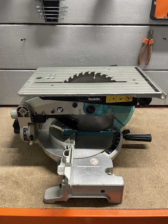 Scie à onglet et à délignage MAKITA LH1040